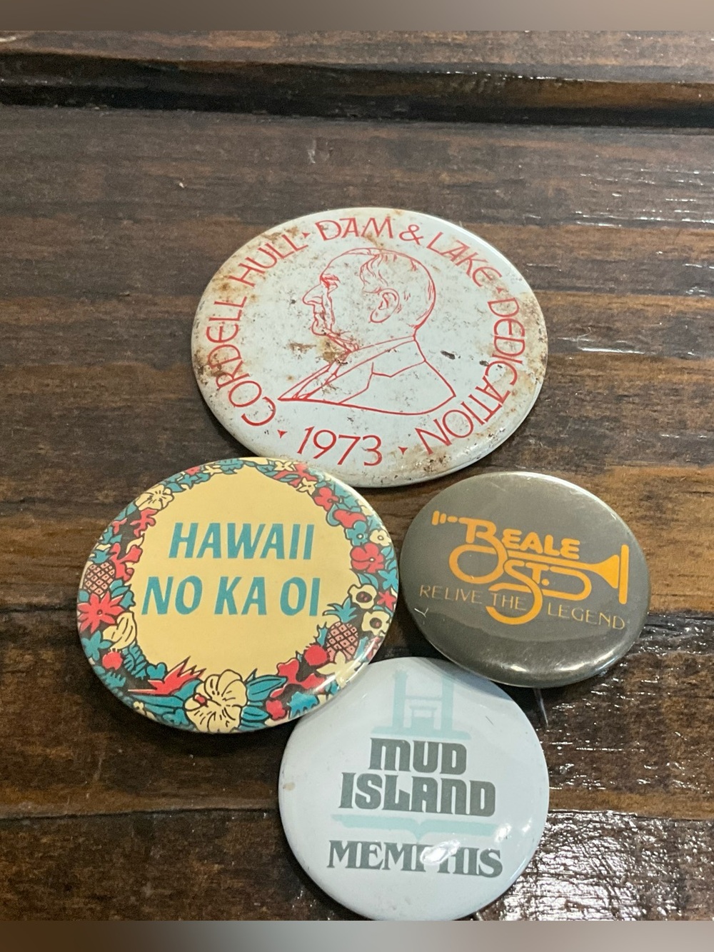 Vintage Assorted Lot of 4 Souvenir Pins Buttons Hawaii Memphis Hull Dam